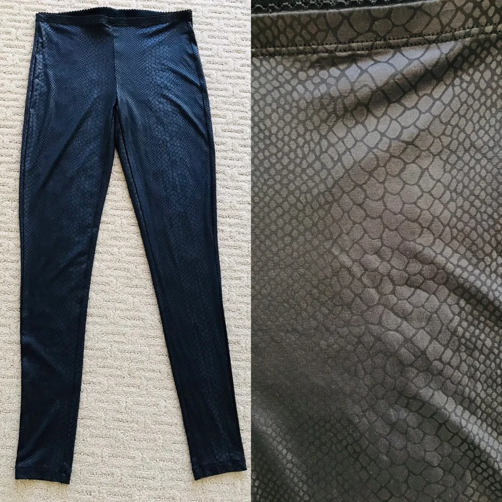 HUE Snakeskin Embossed LEGGINGS Small